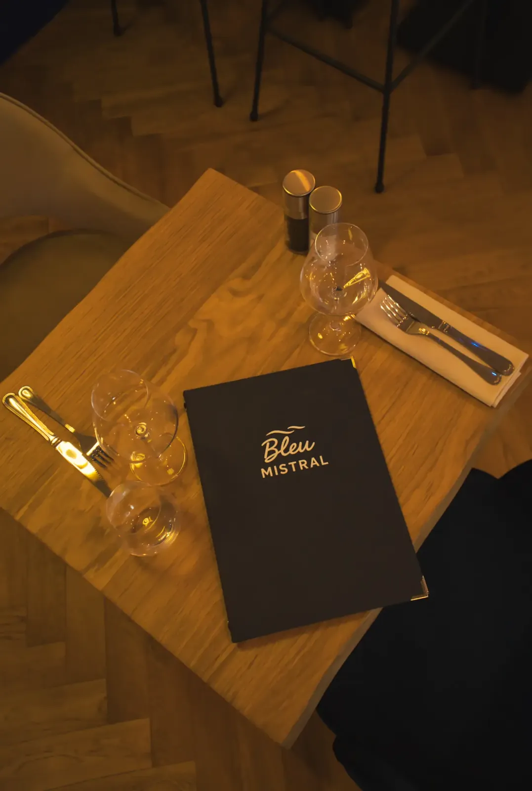 Table dressée avec la carte Bleu Mistral
