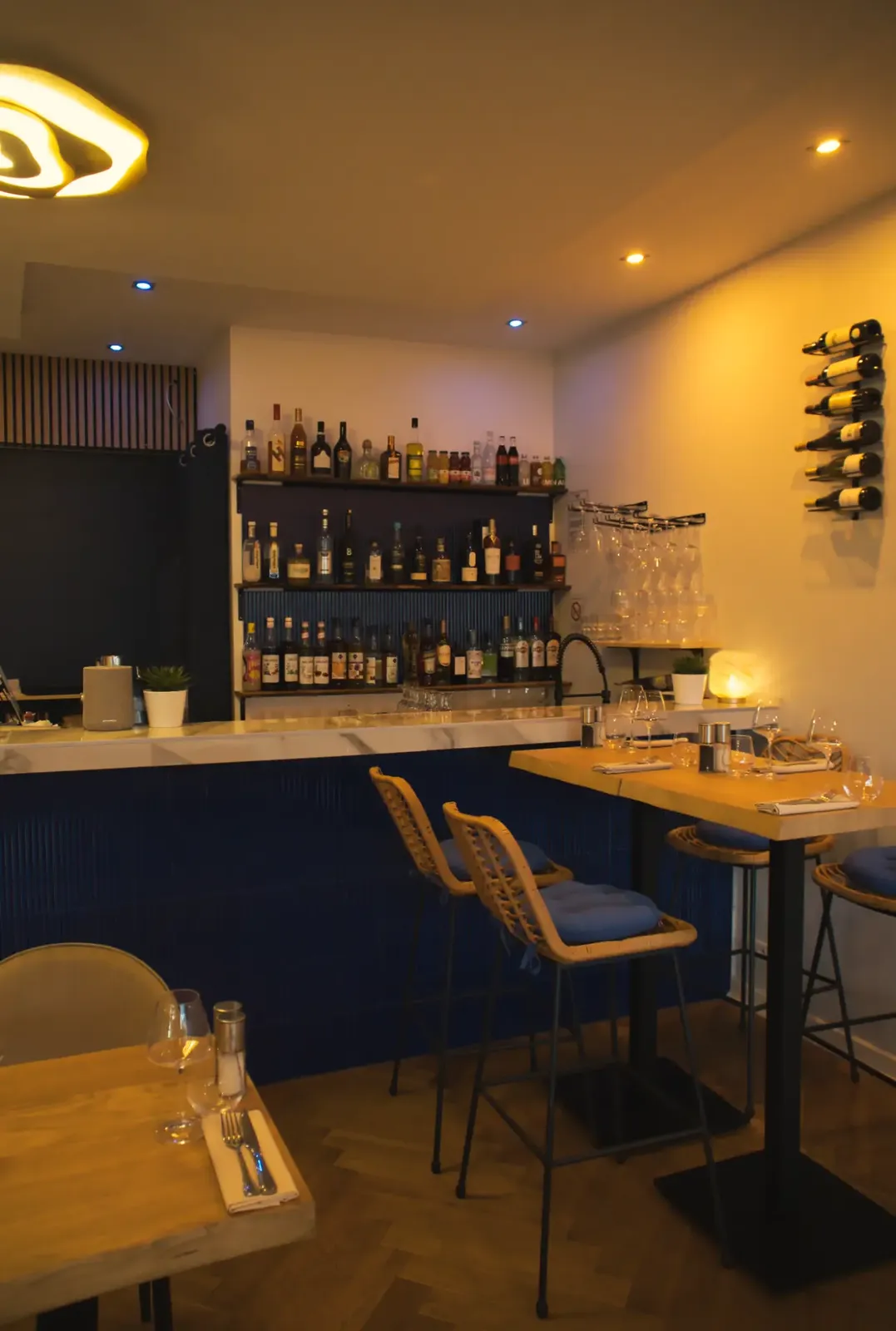 Le bar et ses tabourets en rotin