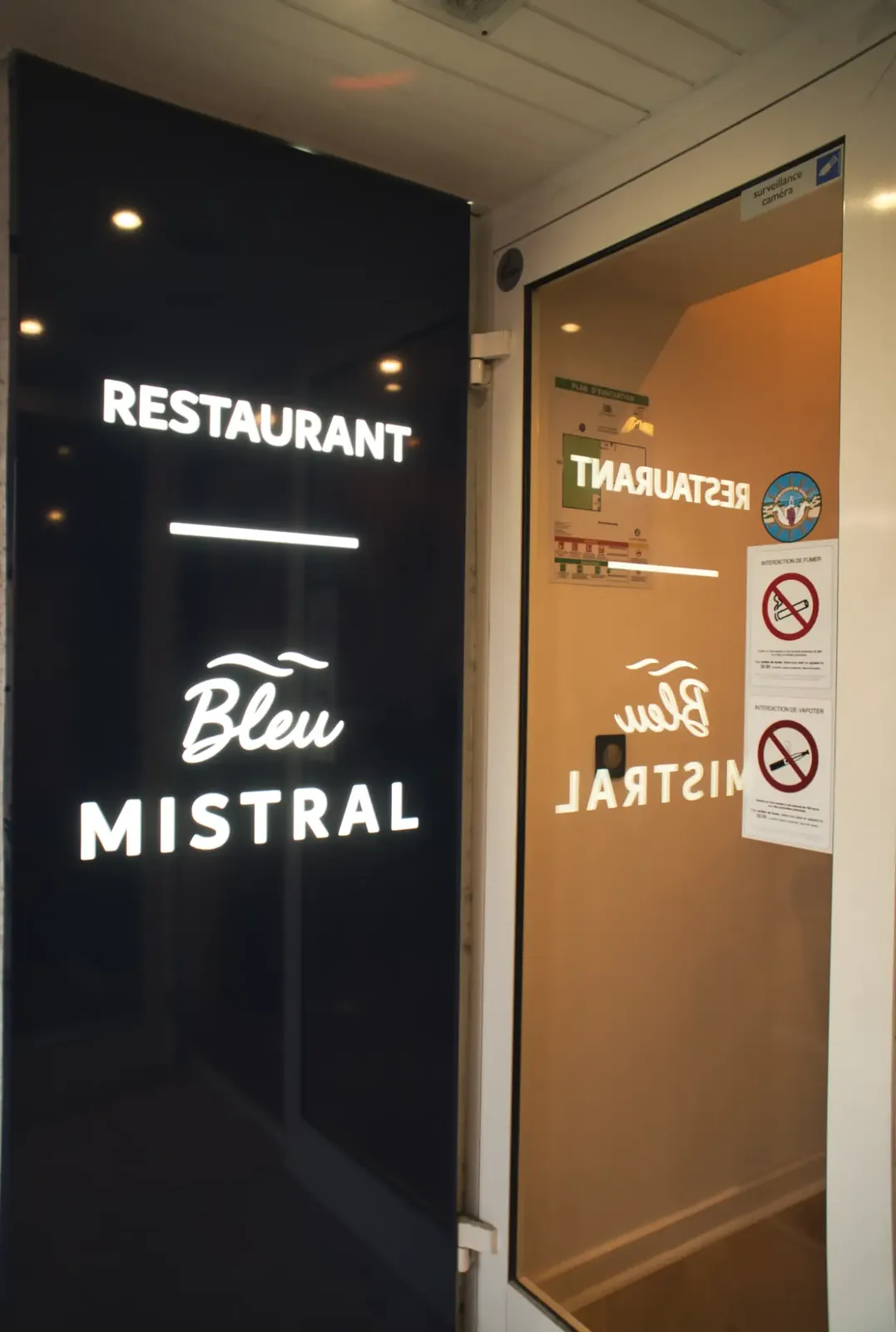 L'enseigne lumineuse à l'entrée du restaurant